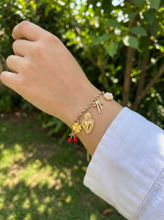 Bracelet doré à charms cœur sacré, cerises et fleur