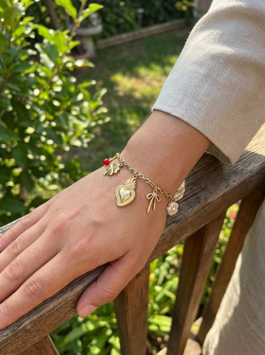 Bracelet doré à charms cœur sacré, cerises et fleur