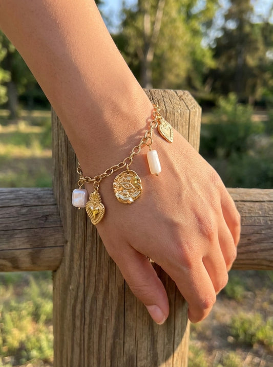 Bracelet doré à charms ex-voto et perles nacrées