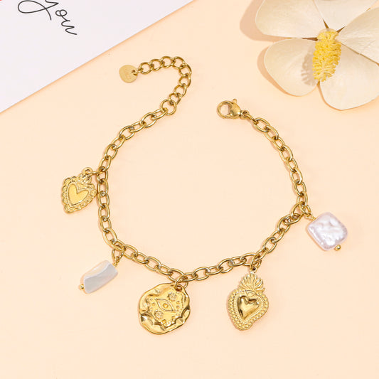 Bracelet doré à charms ex-voto et perles nacrées