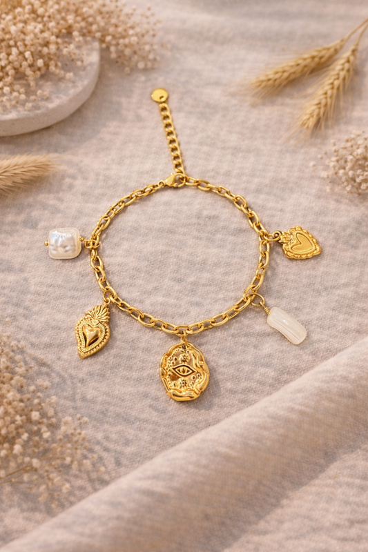 Bracelet doré à charms ex-voto et perles nacrées