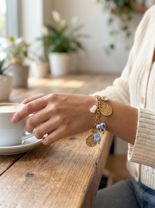 Bracelet doré à médailles martélées et cœur bleu porcelaine