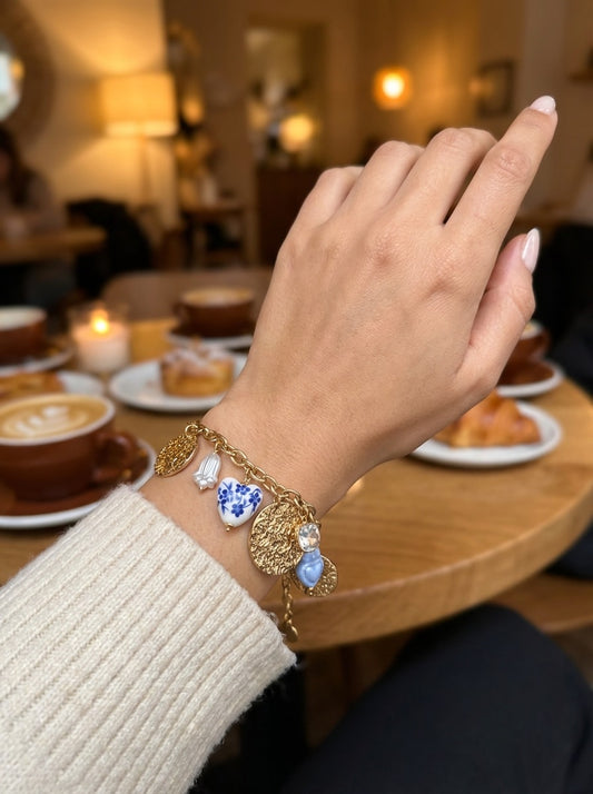 Bracelet doré à médailles martélées et cœur bleu porcelaine