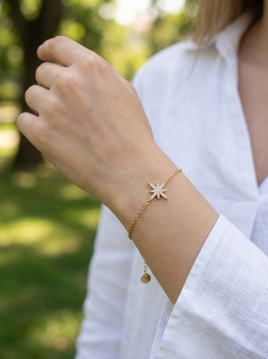 Bracelet orné d' étoile pavée de strass