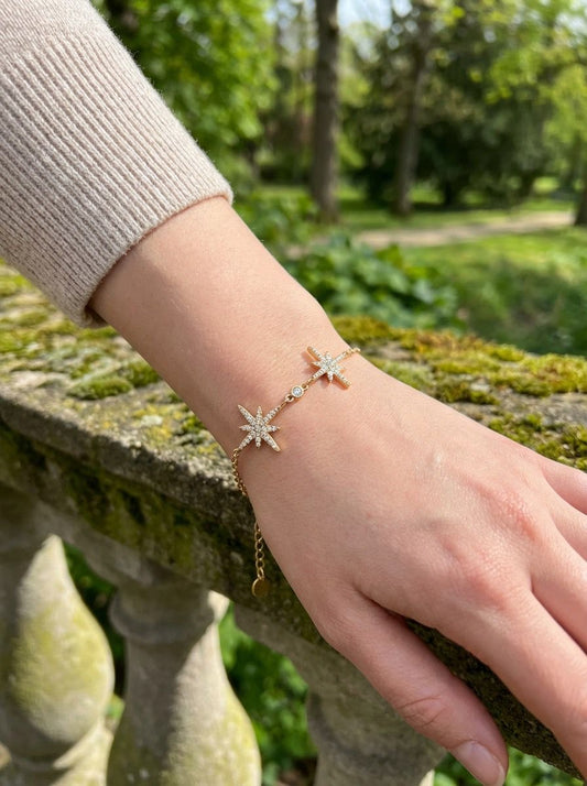 Bracelet orné de deux étoiles pavées de strass
