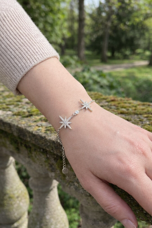 Bracelet orné de deux étoiles pavées de strass