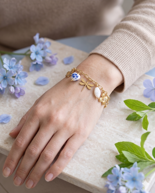 Bracelet doré libellule, fleurs et cœur porcelaine