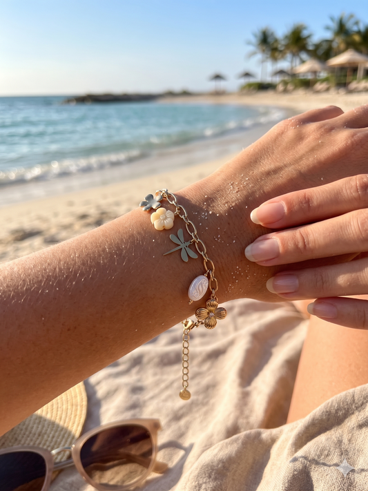 Bracelet doré à charms libellule et fleur esprit jardin