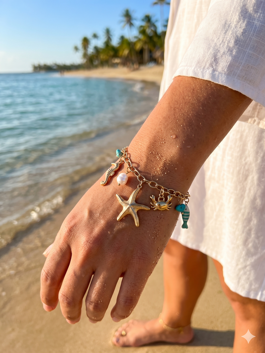 Bracelet doré à breloques étoile de mer et poisson turquoise