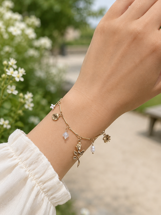 Bracelet doré à charms rose et perles