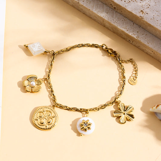 Bracelet doré à charms médaillon trèfle et fleurs texturées