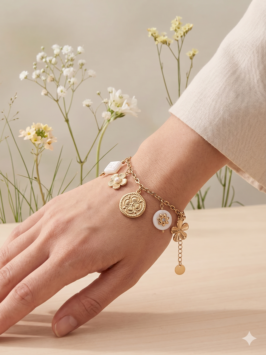 Bracelet doré à charms médaillon trèfle et fleurs texturées