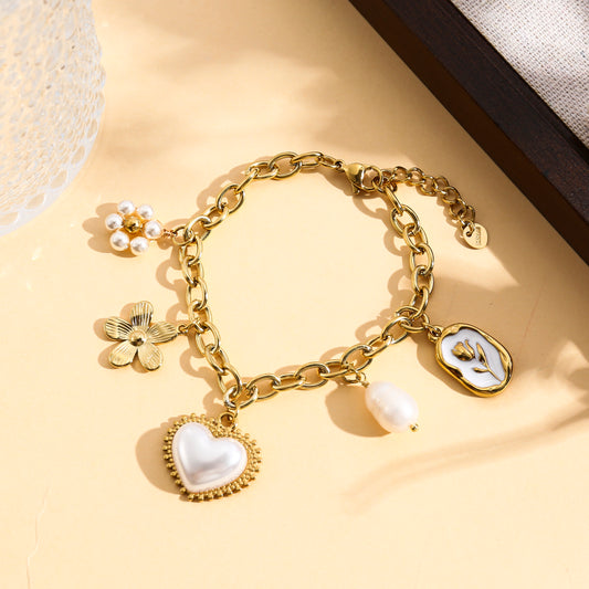 Bracelet doré à charms cœur perlé et fleurs