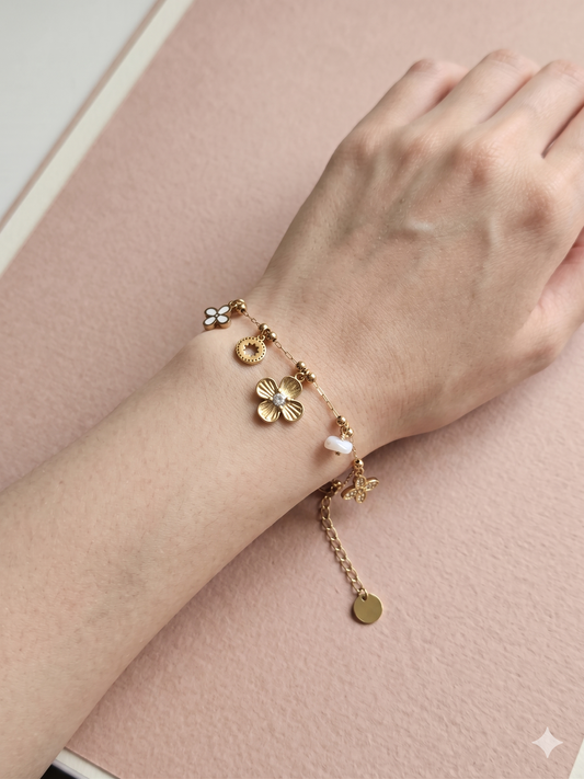 Bracelet doré charms trèfle serti et mini fleur