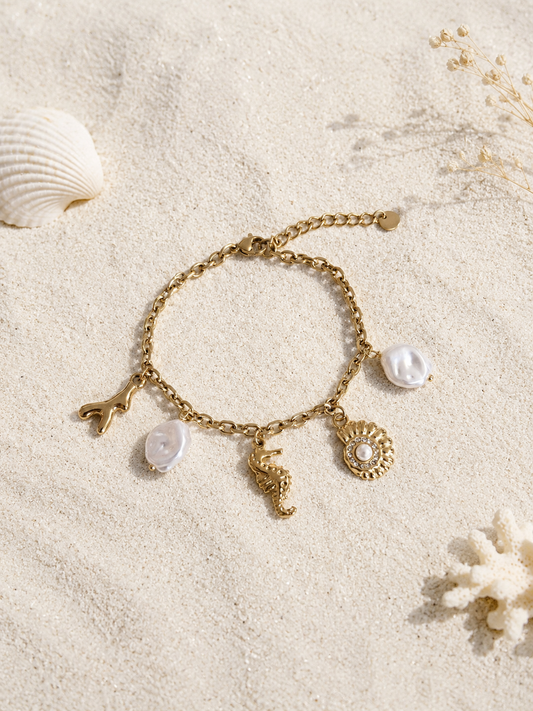 Bracelet doré à charms marins et perles