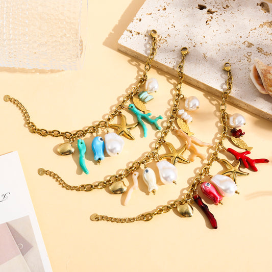 Bracelet doré à charms marins avec corail et poisson