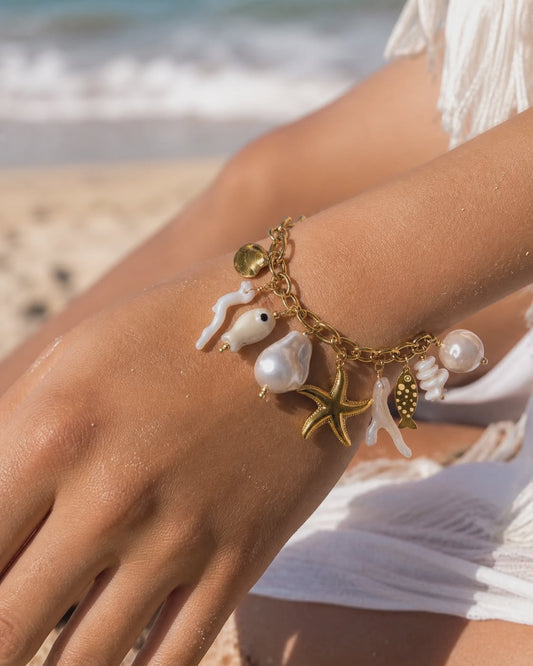 Bracelet doré à charms marins avec corail et poisson