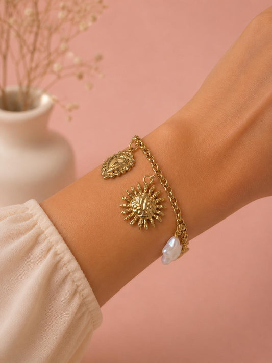 Bracelet doré à breloques célestes