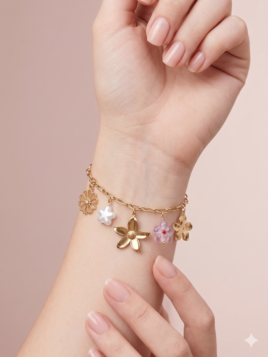Bracelet doré à charms fleurs et en perle
