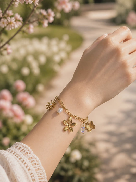 Bracelet doré pendentifs fleurs et résine colorée