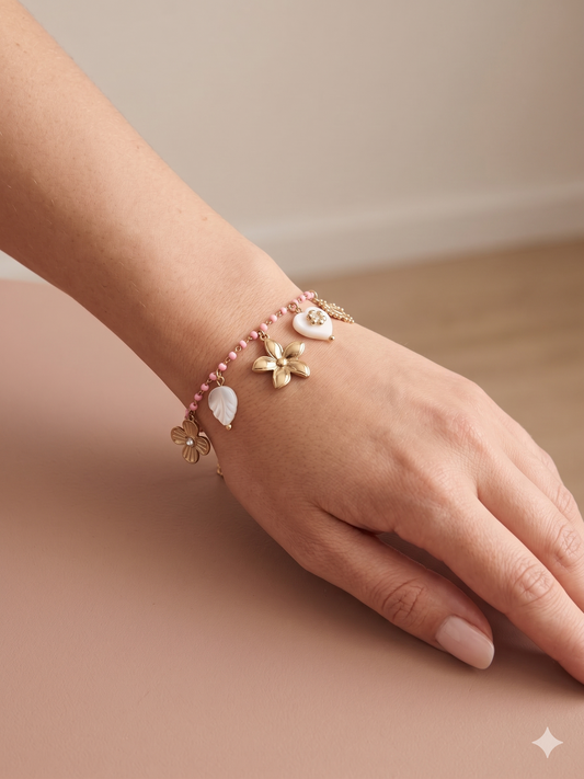 Bracelet doré à perles charms fleurs et cœur