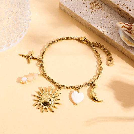 Bracelet doré à charms soleil, lune et cœur