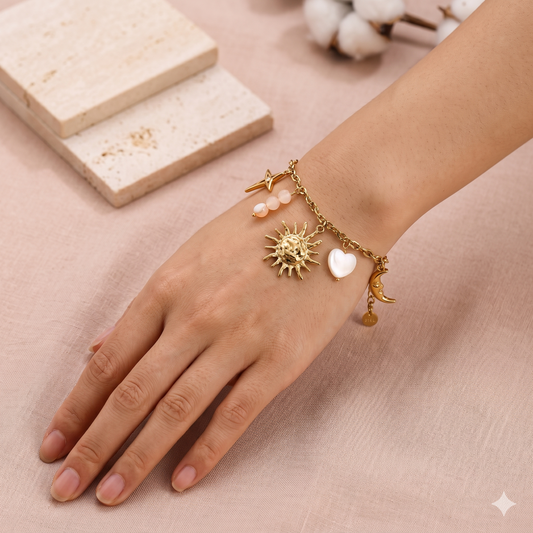 Bracelet doré à charms soleil, lune et cœur