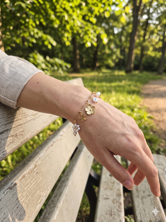 Bracelet doré à charms floraux et détails nacrés