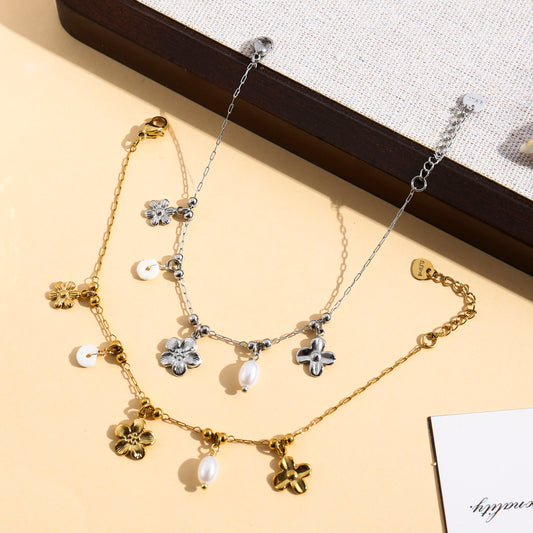 Bracelet fin charms fleurs délicates et perle