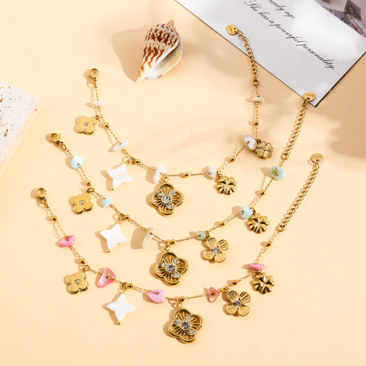 Bracelet doré charms trèfles et pierres
