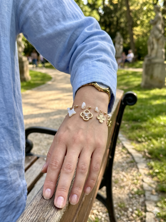 Bracelet doré charms trèfles et pierres