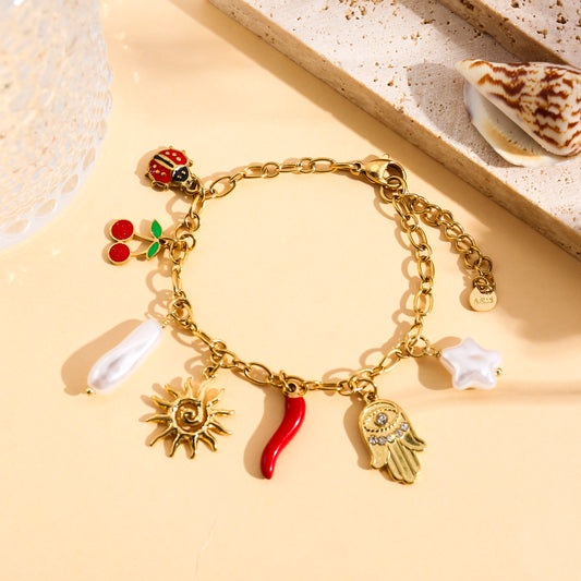 Bracelet doré à charms soleil, piment rouge et cerise