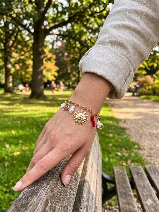 Bracelet doré charms soleil, piment et cerise