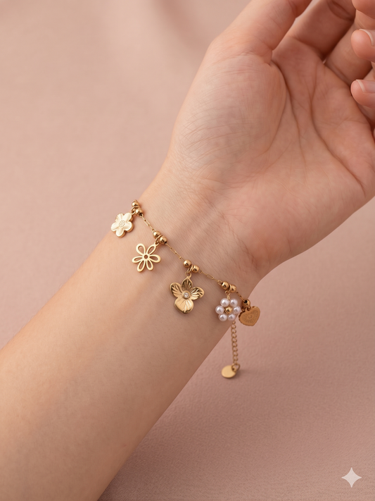 Bracelet doré à charms fleurs et cœur œil rayonnant