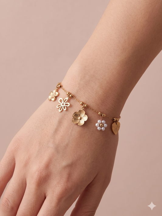 Bracelet doré à charms fleurs et cœur rayonnant