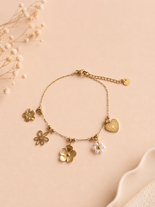 Bracelet doré à charms fleurs et cœur rayonnant