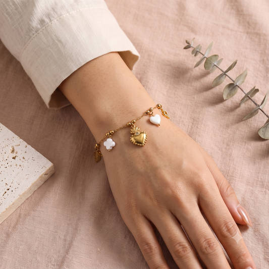 Bracelet à charms cœur sacré, trèfle nacré et strass