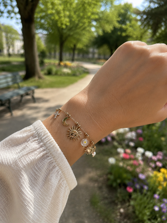 Bracelet doré à charms constellation et croix strassée