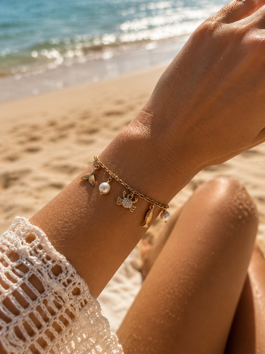 Bracelet doré à charms crabe strassé, poisson et perles