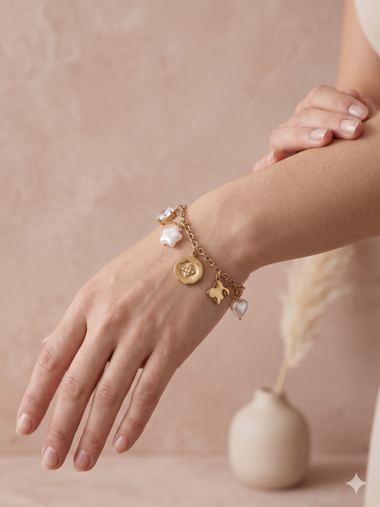 Bracelet doré à breloques étoile, cœur et fleur