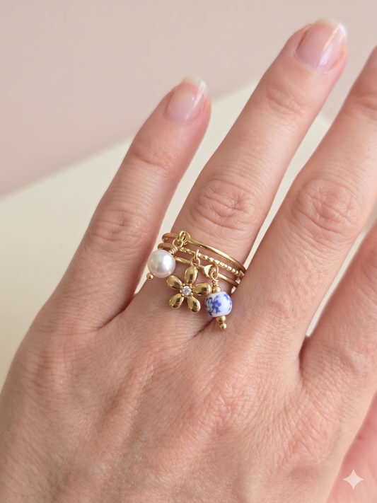 Bague dorée ajustable charms fleur et perle en porcelaine bleue
