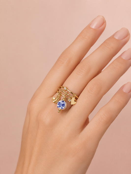 Bague dorée ajustable charms cœur et perles en porcelaine bleue