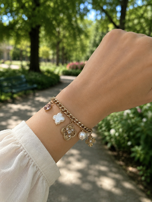 Bracelet doré à charms trèfles et strass rond
