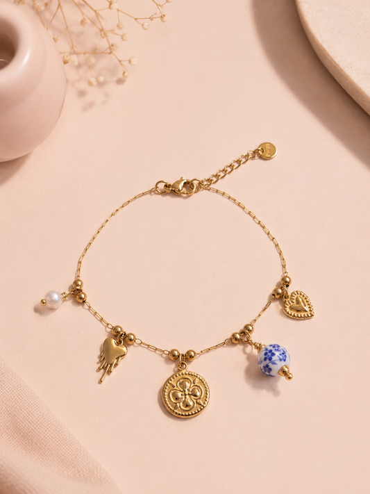 Bracelet doré à breloques cœur, trèfle et porcelaine bleue