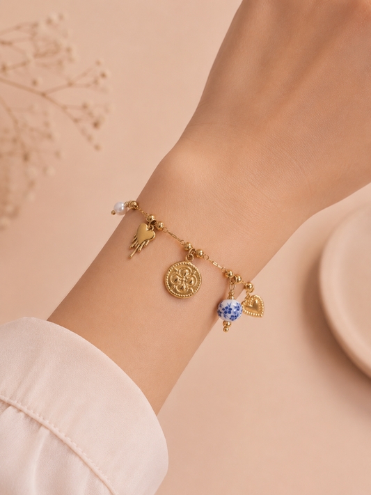 Bracelet doré à breloques cœur, trèfle et porcelaine bleue