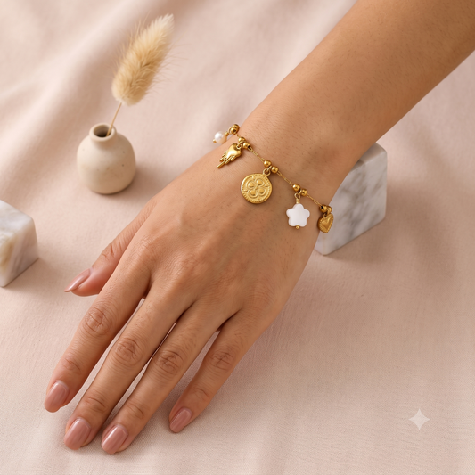 Bracelet doré à charms cœur, trèfle et fleur blanche
