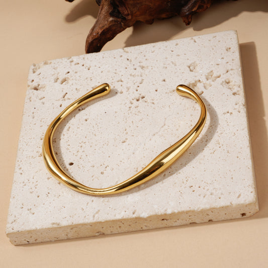Bracelet jonc doré ouvert à forme ondulée ajustable