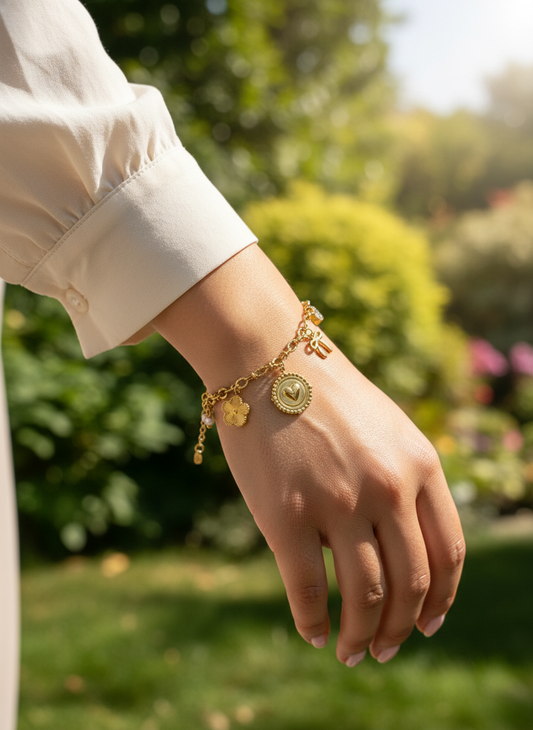 Bracelet chaîne doré à pendentifs cœur et fleur