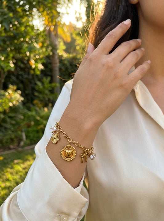 Bracelet chaîne doré à pendentifs cœur et fleur