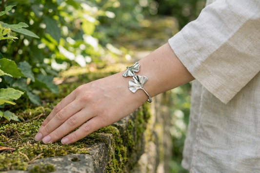 Bracelet ouvert à motifs feuilles Ginkgos